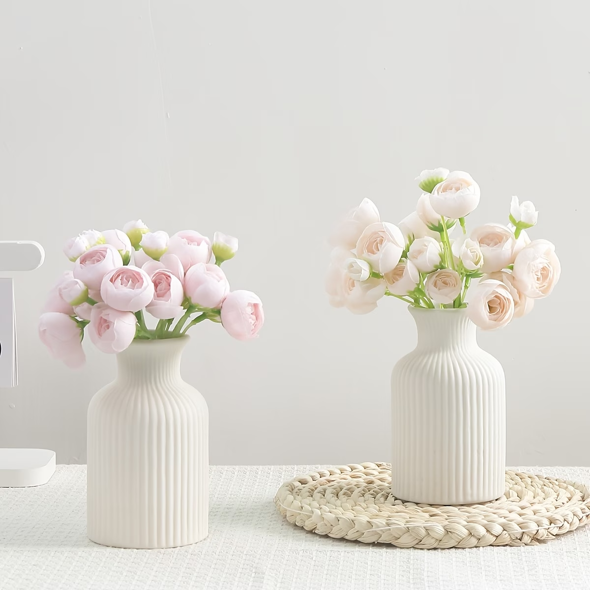 Wholesale vertical striped cream-white ceramic small vase with flowers
