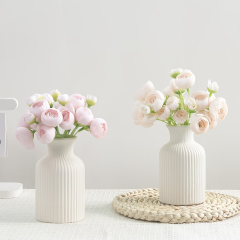 Wholesale vertical striped cream-white ceramic small vase with flowers
