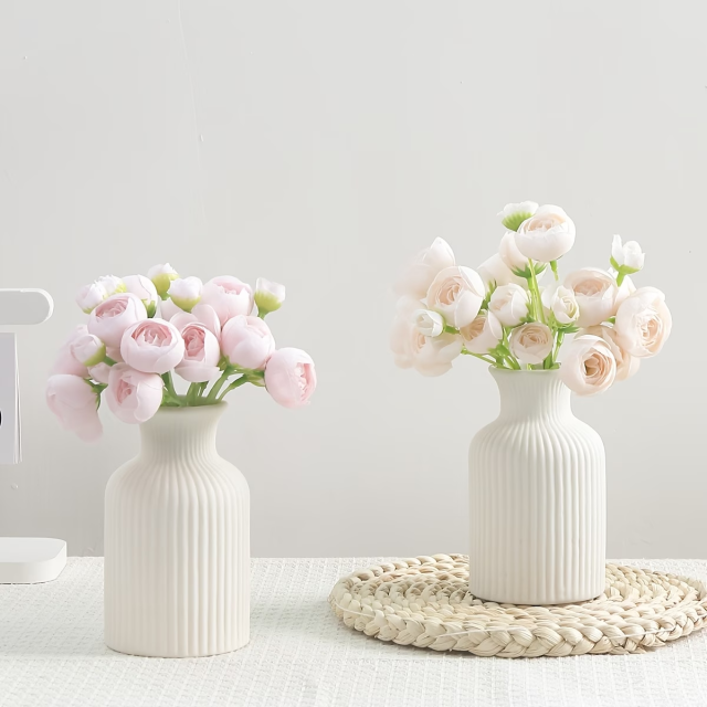 Wholesale vertical striped cream-white ceramic small vase with flowers