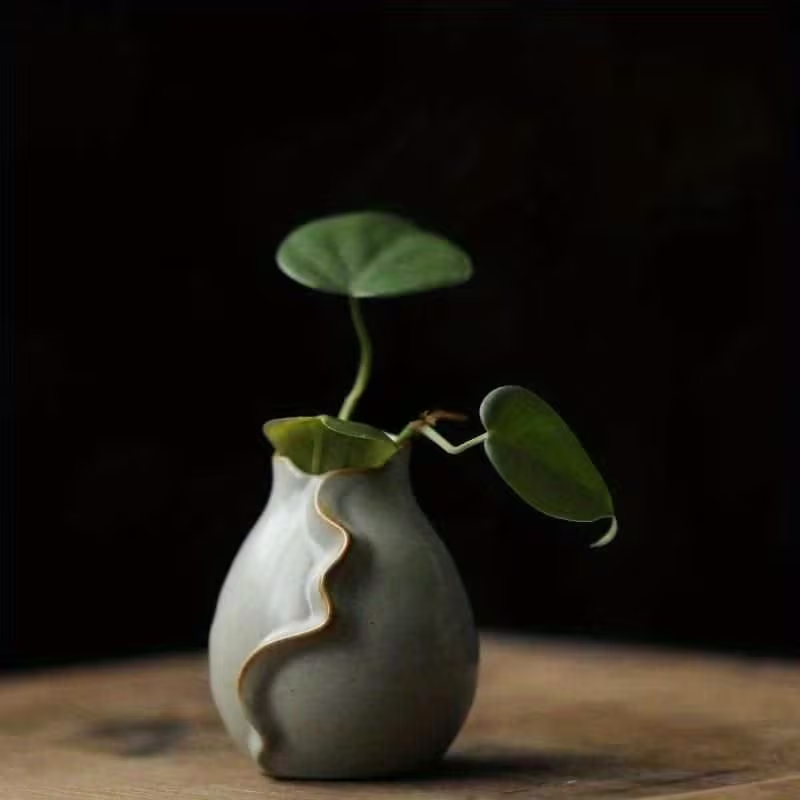 Wholesale ceramic flower vases with lotus leaf lace design