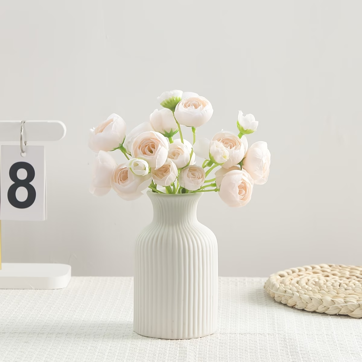 Wholesale vertical striped cream-white ceramic small vase with flowers