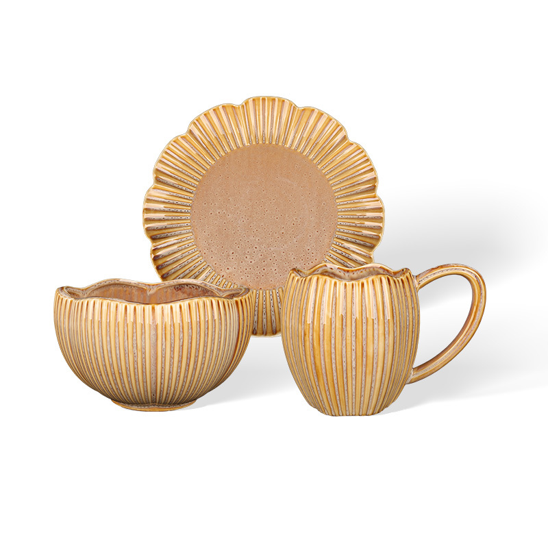 Wholesale Ribbed Petal Ceramic Tableware Set, Scalloped Edge Bowls and Plates with Mugs for Home Hotel Restaurant