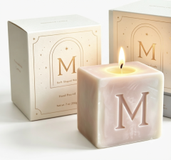 Bougie Parfumée Cube Lettre M Personnalisée Cire de Soja Naturelle Coulée à la Main Texture Marbrée, Parfum Vanille & Sapin, Coffret Cadeau Luxe Doré, Déco Noël Personnalisé, Cadeau d’entreprise et Amis pour Chambre et Table