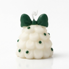 Bougie aromathérapie sapin de Noël en forme de nuage crème artisanale, cire de soja naturelle sans fumée parfum cèdre et vanille, décoration nœud vert foncé et points verts, déco maison style français doux cadeau de Noël