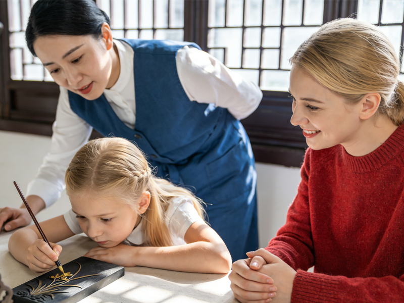 Paint a one-of-a-kind Chinese ink ingot together with the craftsman.