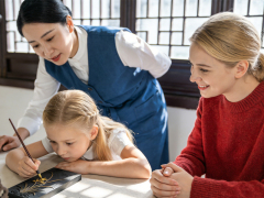 Paint a one-of-a-kind Chinese ink ingot together with the craftsman.