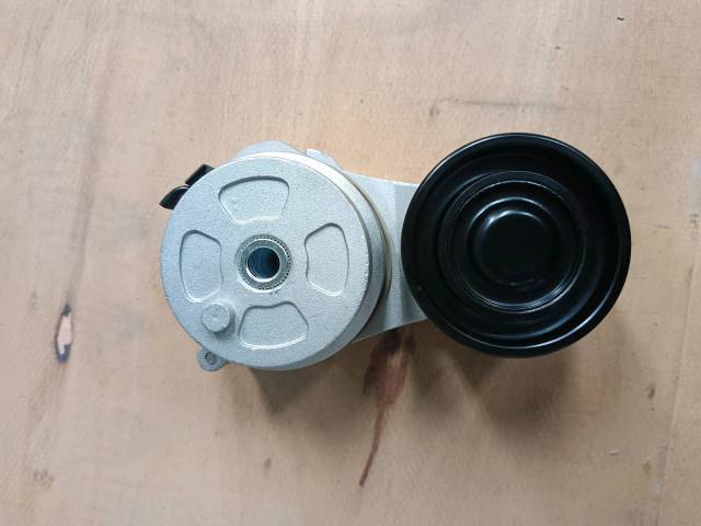 Automatic tensioning wheel