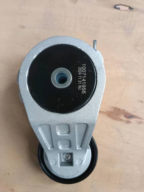 Automatic tensioning wheel