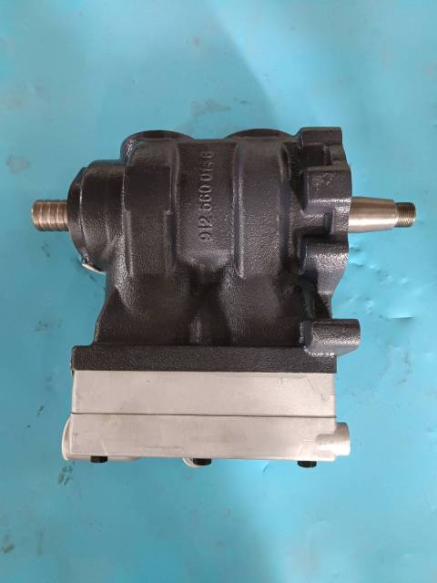 Double-cylinder water-cooled air compressor