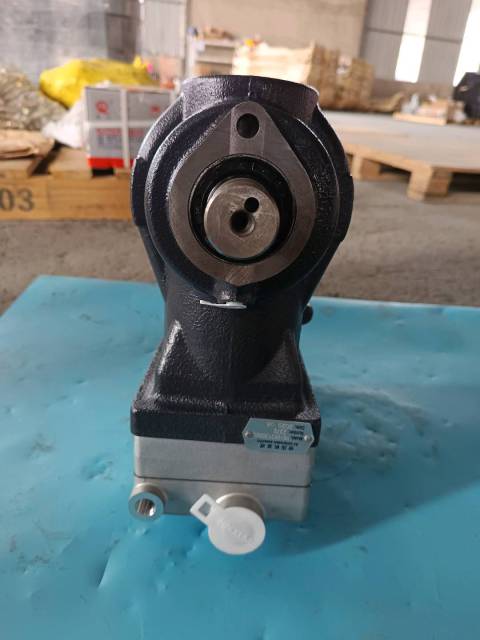 Double-cylinder water-cooled air compressor