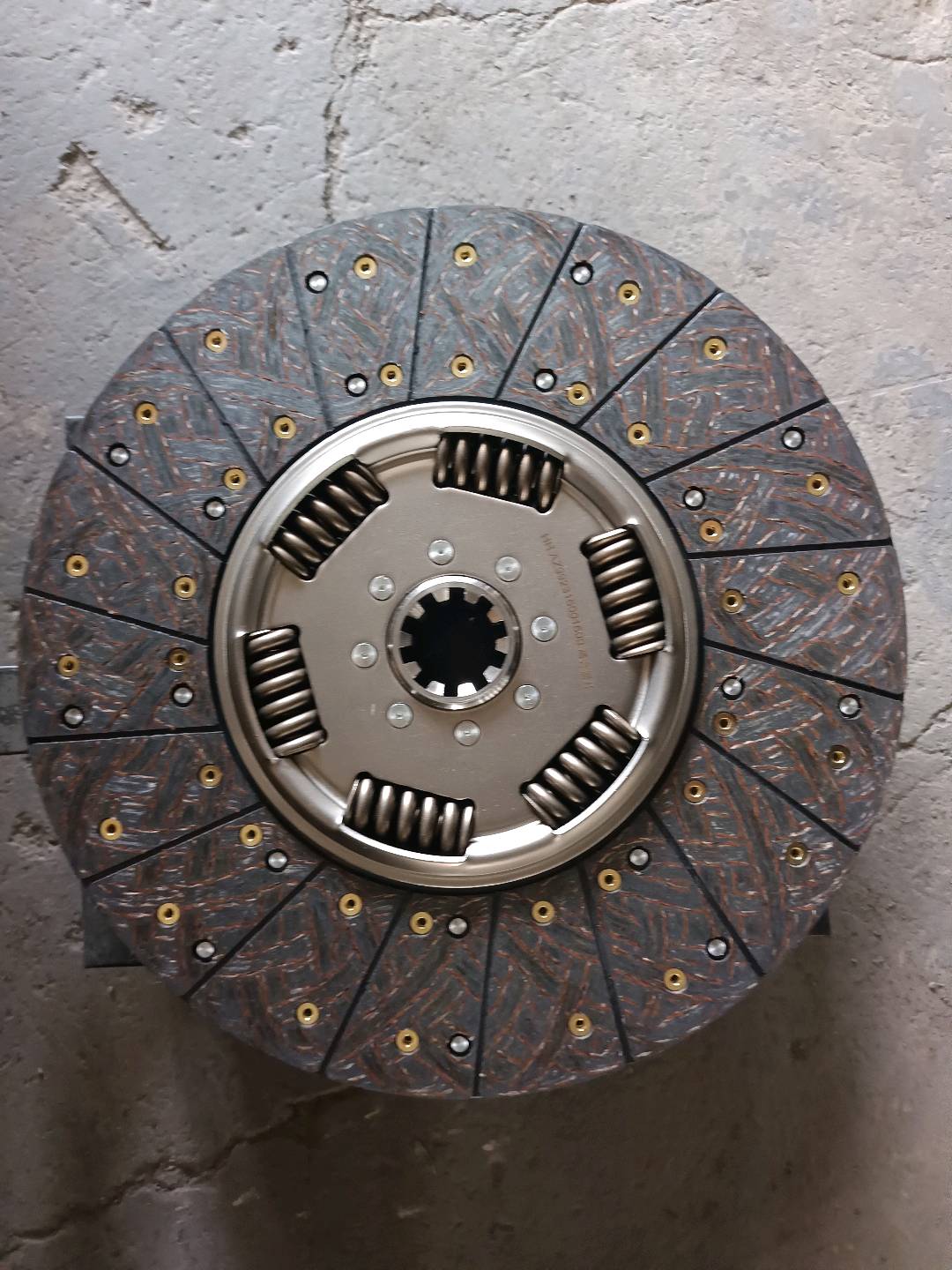 Clutch disc for truck drivetrain