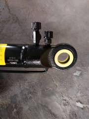 Narrow-body cab lifting cylinder