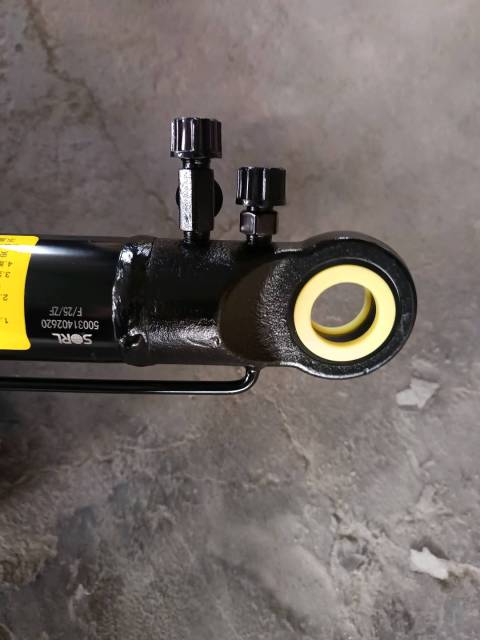 Narrow-body cab lifting cylinder