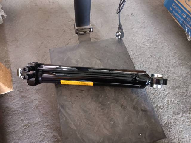 Cab lifting cylinder