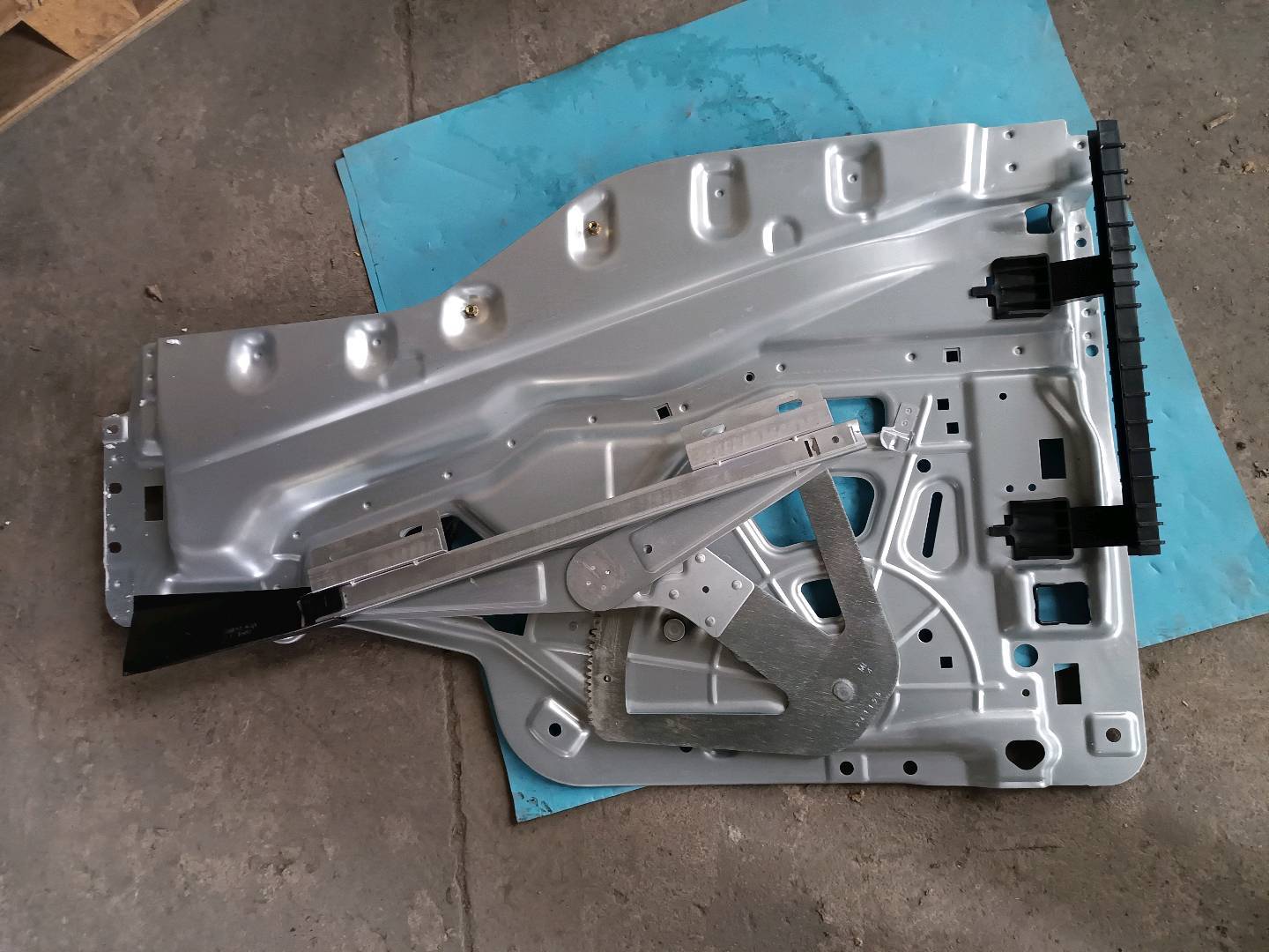 Glass lift assembly