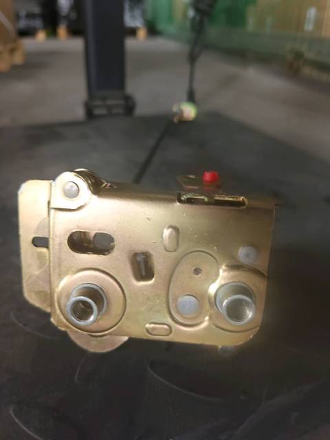 Right door lock assembly