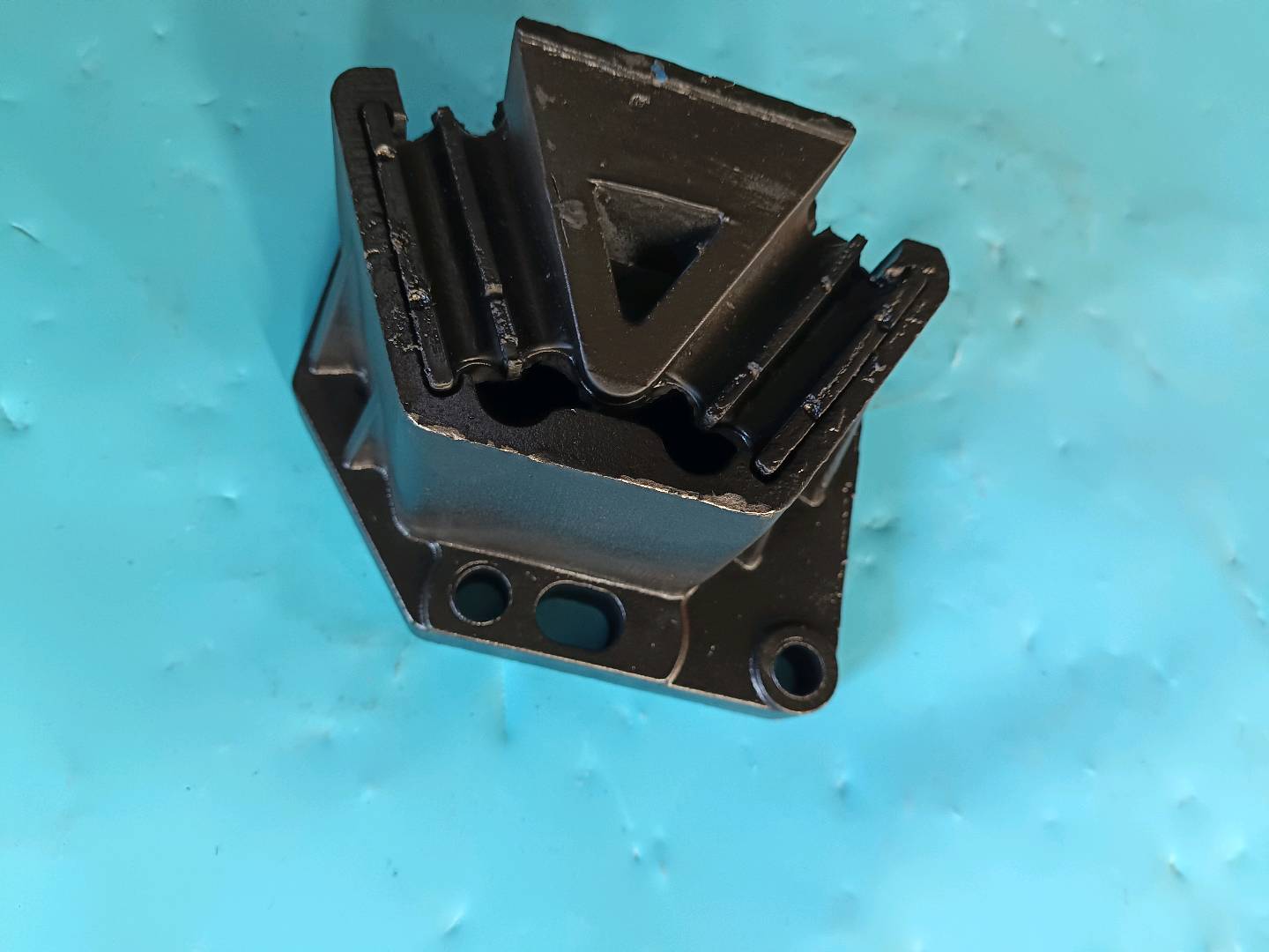 Right front shock absorber pad of the engine