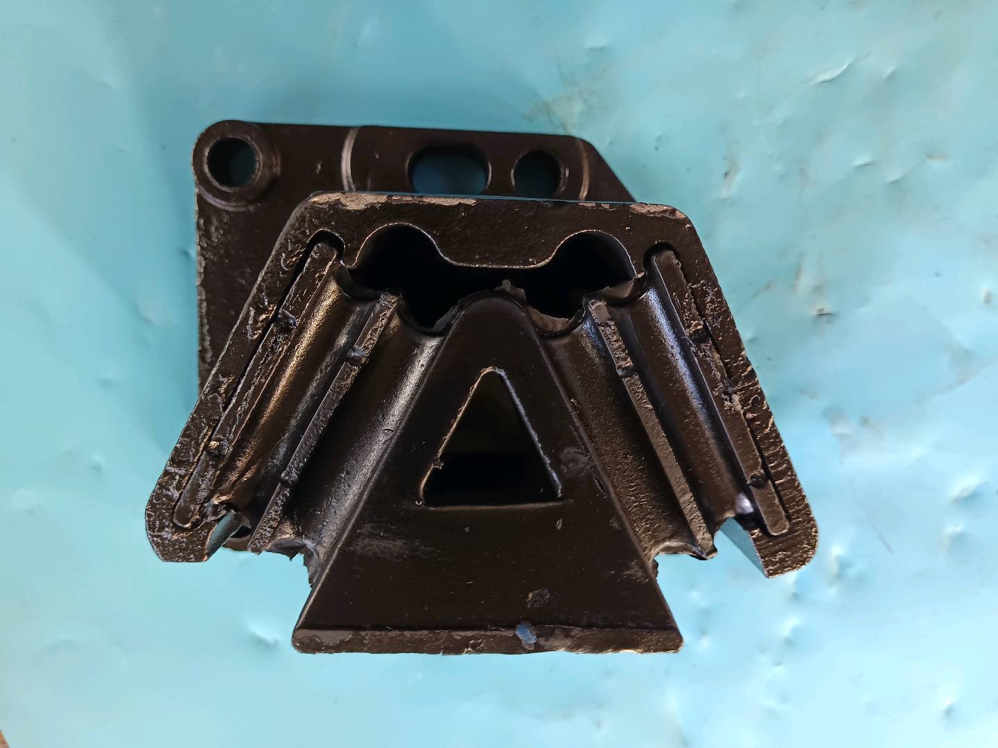 Right front shock absorber pad of the engine