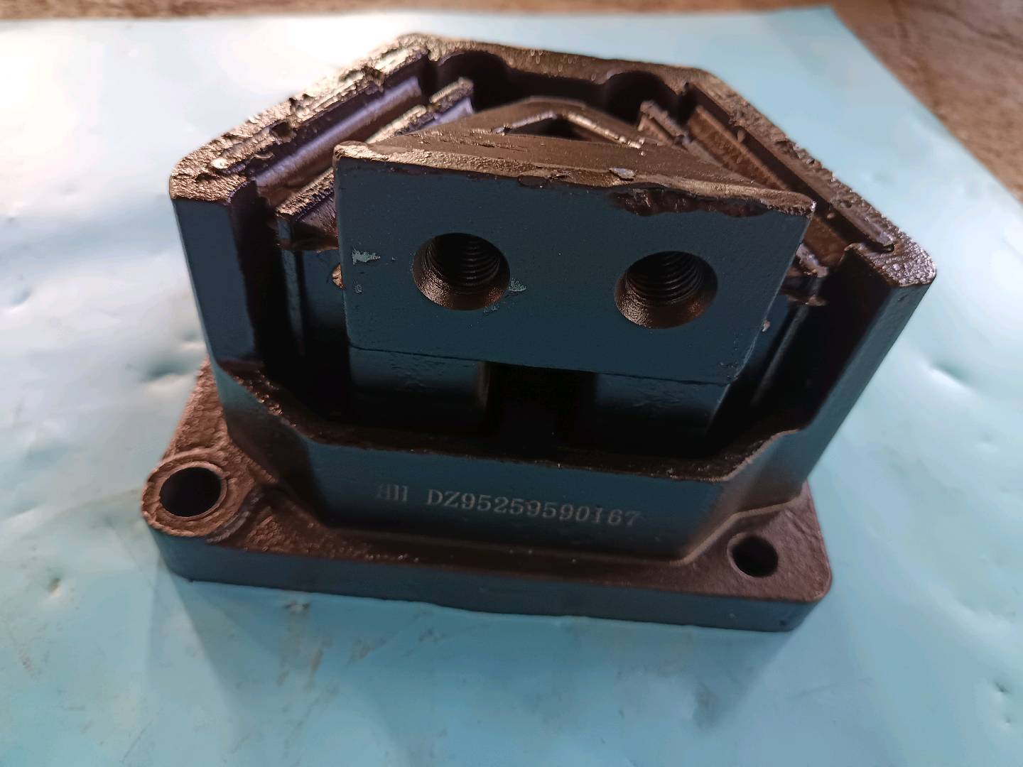Left front shock absorber pad of the engine