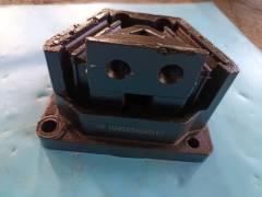 Left front shock absorber pad of the engine