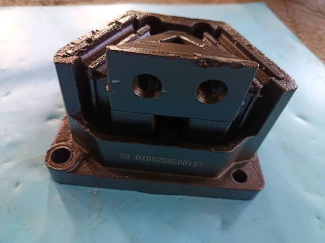 Left front shock absorber pad of the engine