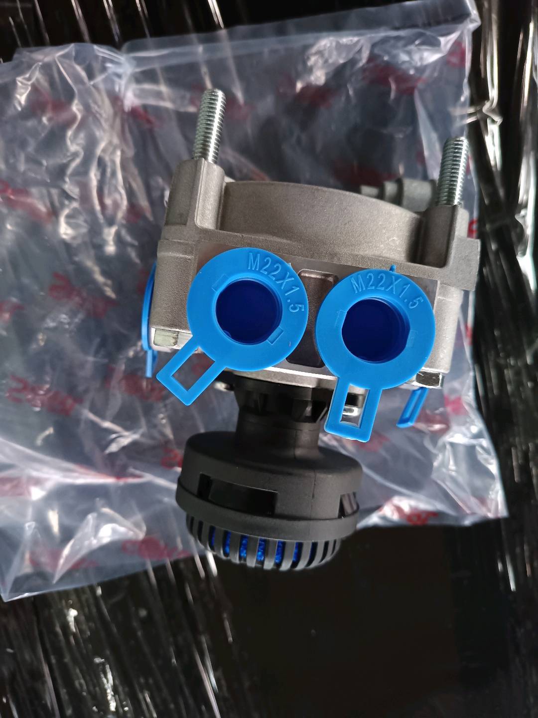 Driving relay valve