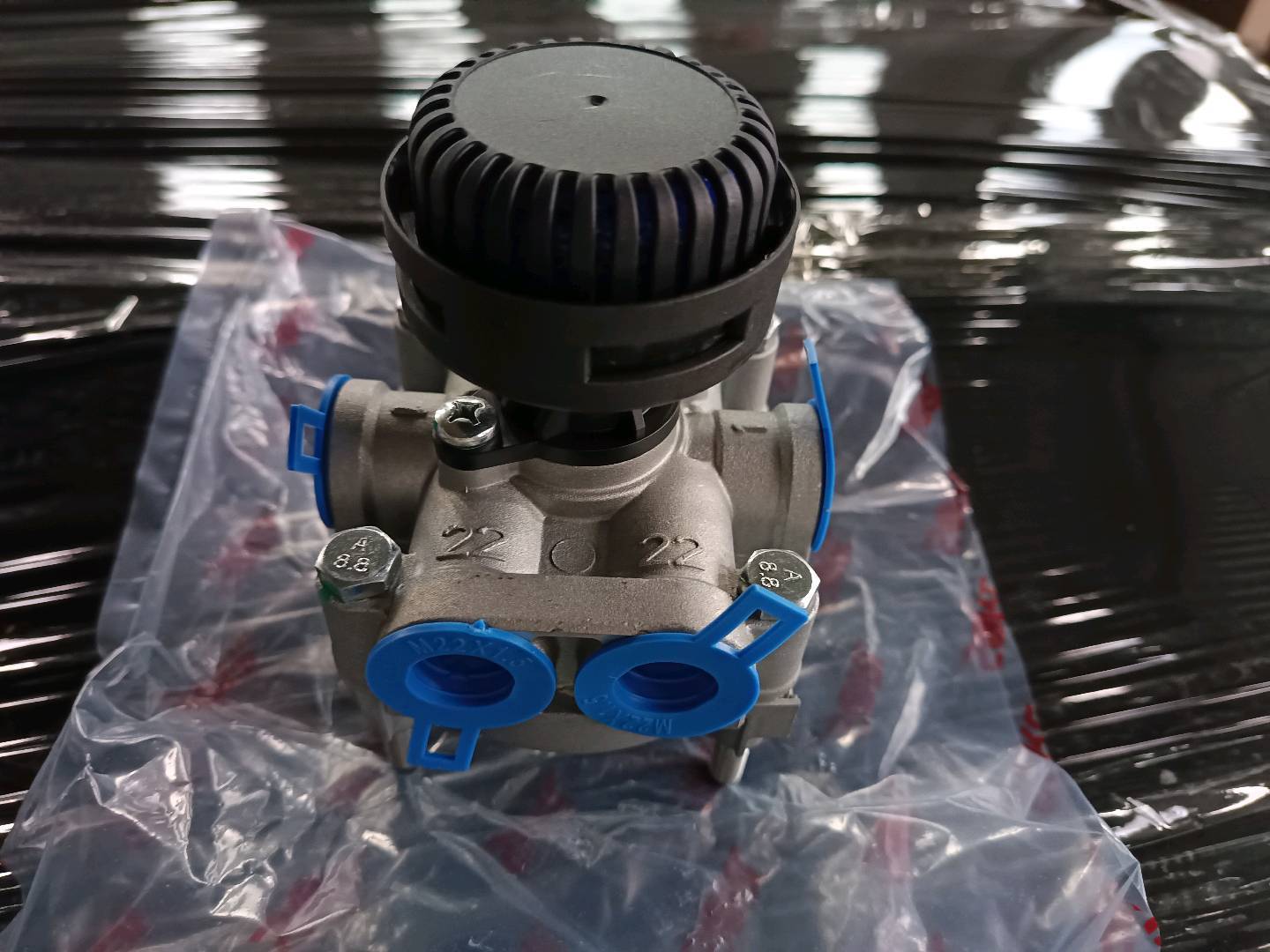 Driving relay valve