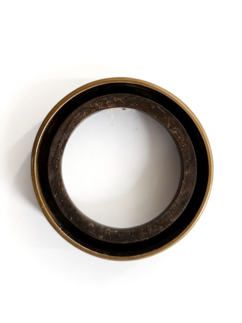 End cap internal oil seal