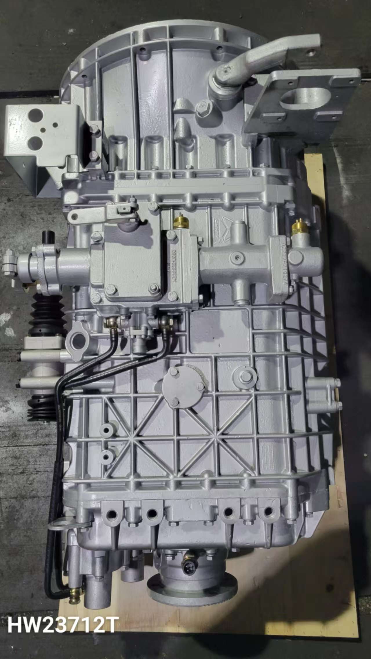 HW23712T truck transmission assembly