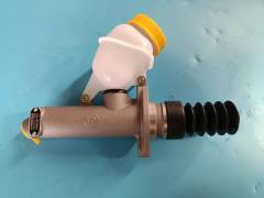 Clutch master cylinder and oil reservoir assembly