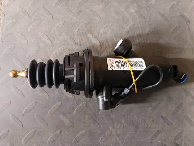 clutch master cylinder