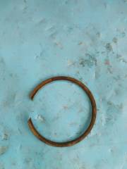 Kong uses flattened steel wire retaining rings