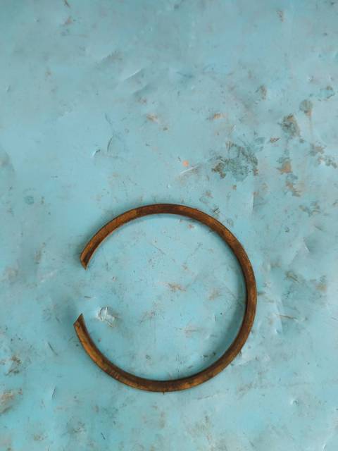 Kong uses flattened steel wire retaining rings