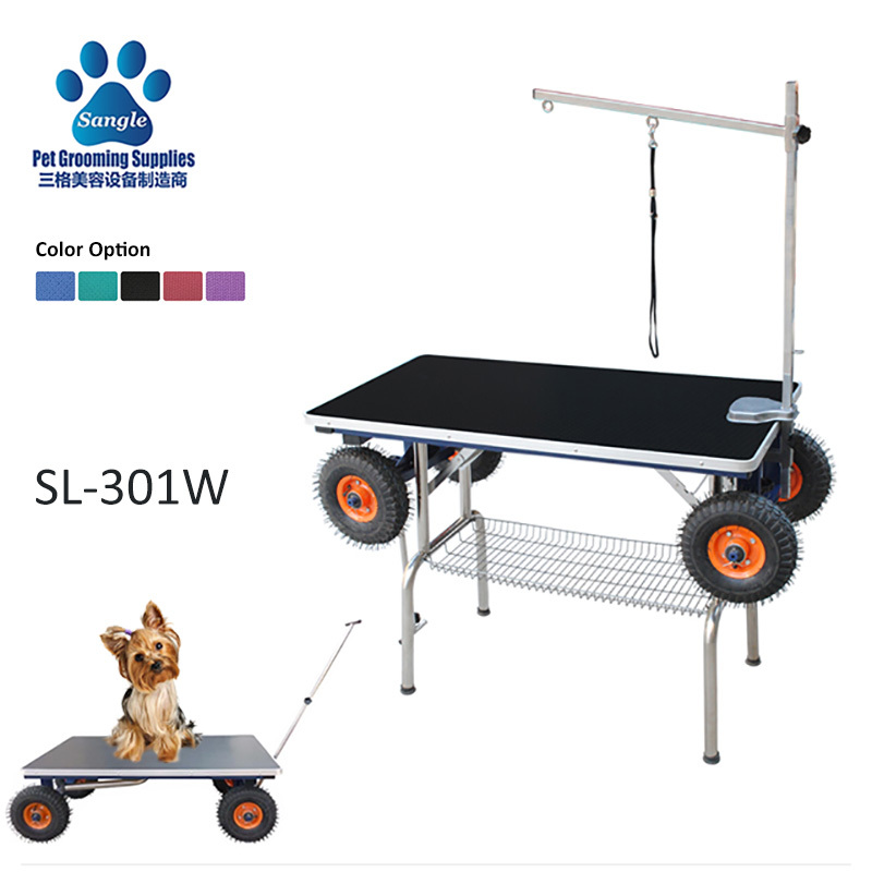 Mesa dobrável para tosa de animais de estimação com rodas.