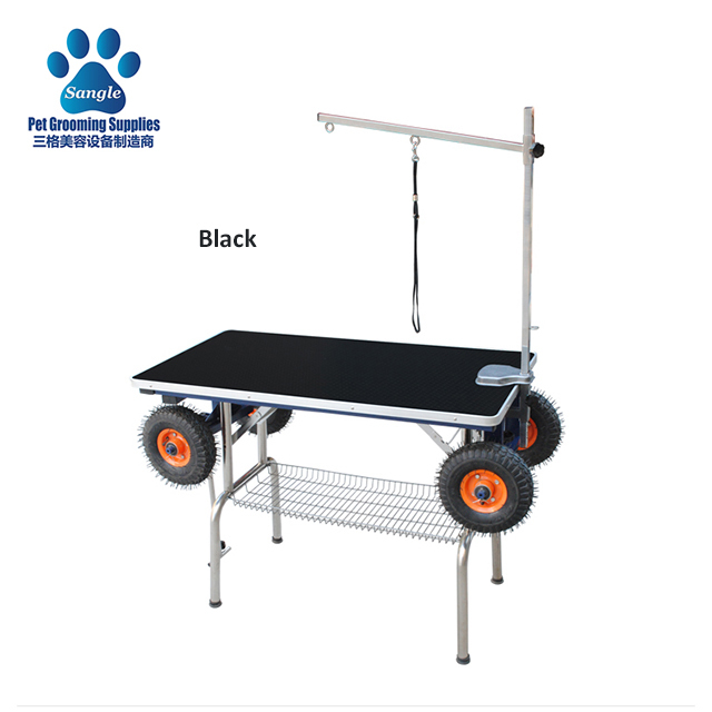 Mesa dobrável para tosa de animais de estimação com rodas.