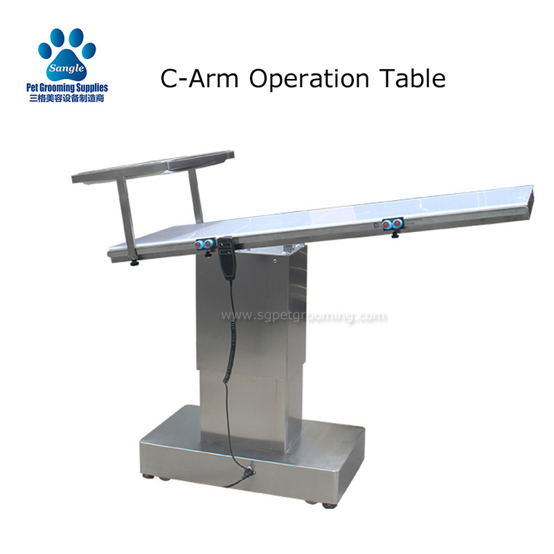 Mesa cirúrgica elétrica para animais de estimação em ambiente veterinário, ideal para cães.