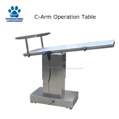 Mesa cirúrgica elétrica para animais de estimação em ambiente veterinário, ideal para cães.