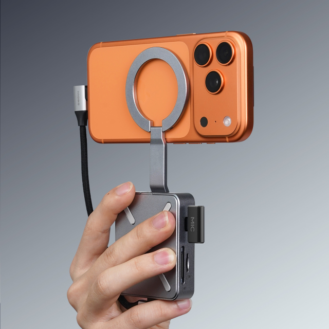 USB-C Hub with Magnetic Stand