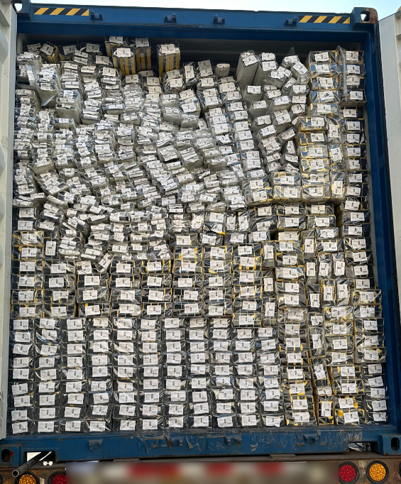 Aluminum profiles are packed into the cabinet.