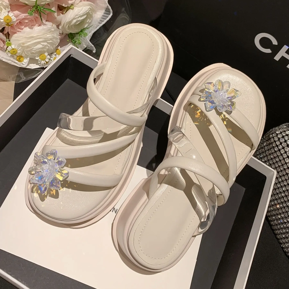 Summer New Fashion Slim Thick Bottom Peep Toe Cut Out Narrow Band Flowers Patent Leather Women Modern Gladiator Slippers 2304