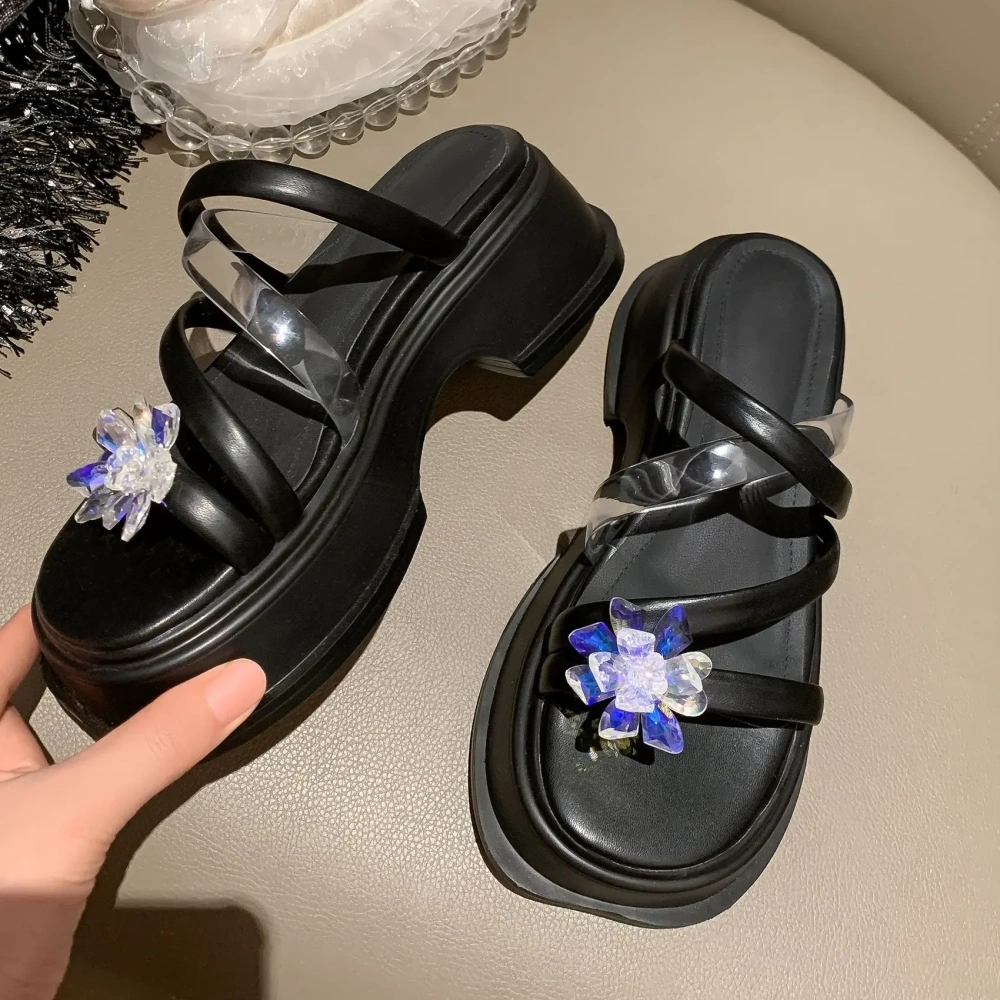 Summer New Fashion Slim Thick Bottom Peep Toe Cut Out Narrow Band Flowers Patent Leather Women Modern Gladiator Slippers 2304