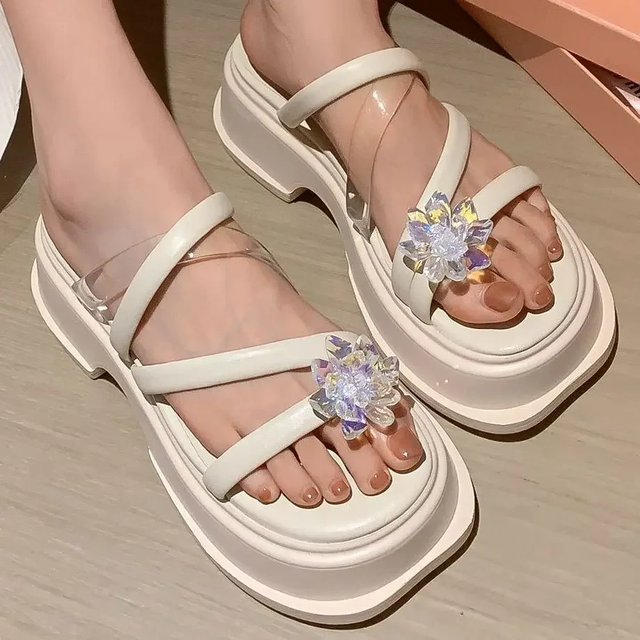 Summer New Fashion Slim Thick Bottom Peep Toe Cut Out Narrow Band Flowers Patent Leather Women Modern Gladiator Slippers 2304