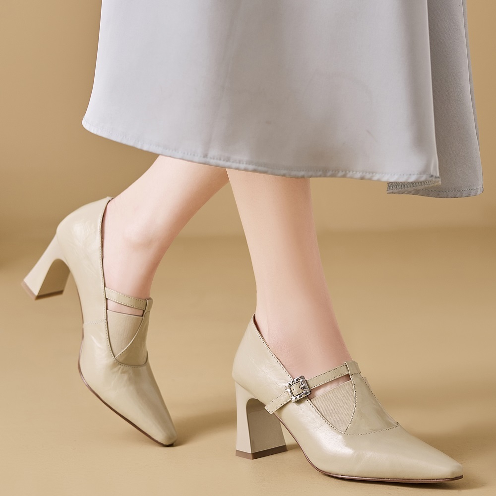 Women's New Spring Pointed Toe French Elegant Versatile Pumps Retro One-Button Cut Out Square Heel 7 CM High Heels Slim-Fit Pumps 60320