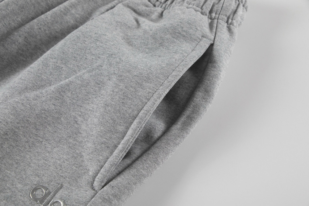 AIO sweatpants are available in five colors, and even one piece is at wholesale price.