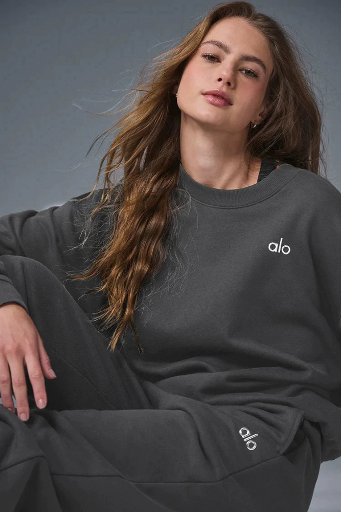 The hooded sweatshirt comes in five colors and is also available at wholesale price.