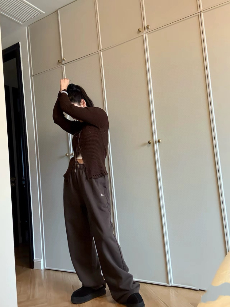 AIO sweatpants are available in five colors, and even one piece is at wholesale price.
