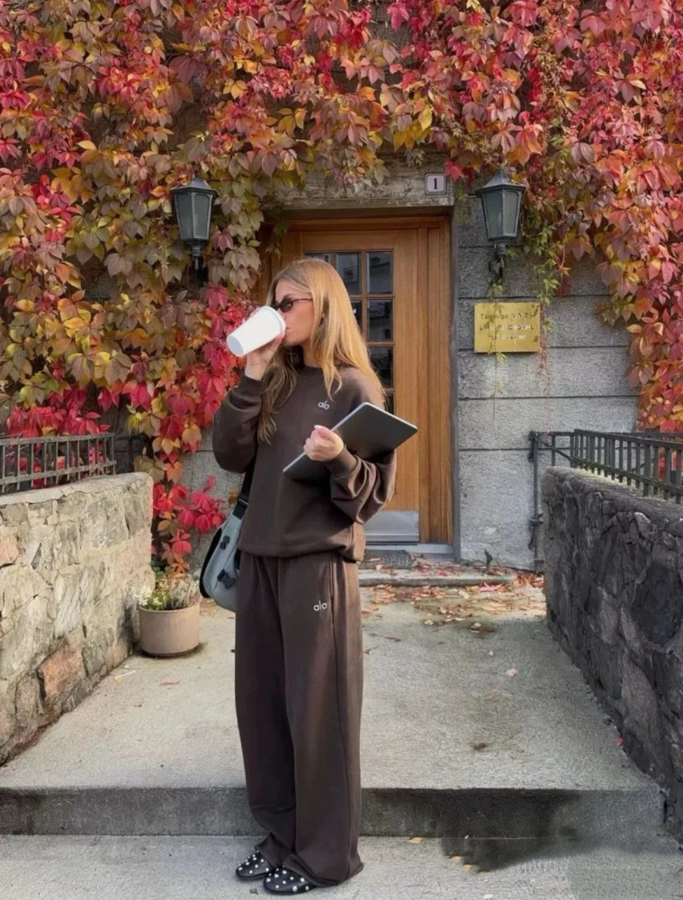 The hooded sweatshirt comes in five colors and is also available at wholesale price.