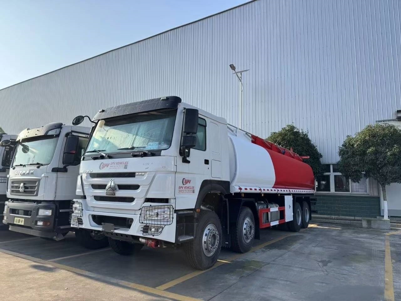 Sinotruk Howo 8x4 fuel tanker