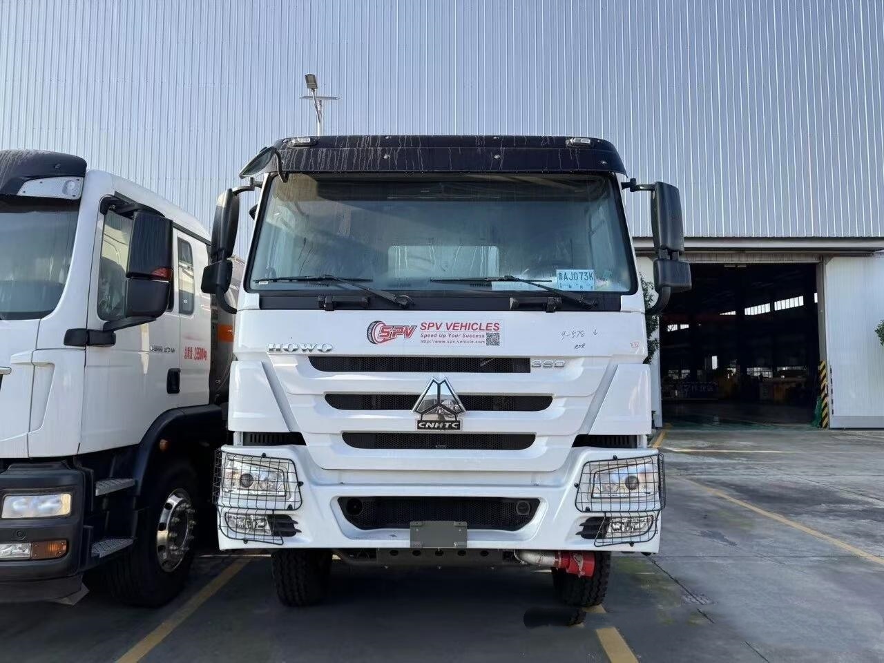 Sinotruk Howo 8x4 fuel tanker