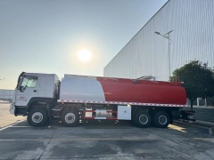 Sinotruk Howo 8x4 fuel tanker
